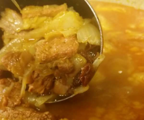 Capamas Volou- lamb stew with onions, raisins and paprika