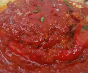 Piperies me gemistes (stuffed pepper with beef, mint and rice)